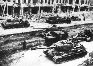 Советские танки и САУ на улицах Берлина.jpg