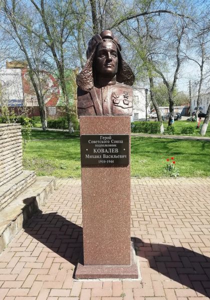 Файл:Старочеркасск - бюст Ковалеву.jpg