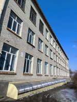 Фасад СОШ № 5 с мемориальной доской