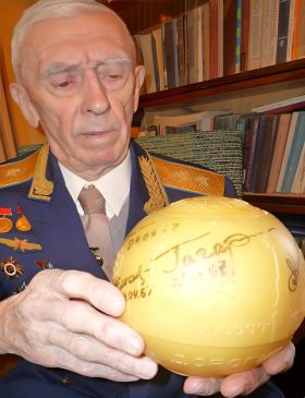 С. Г. Фролов с мячом подписанным первыми советскими космонавтами, включая Юрия Гагарина