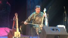 Саян Бапа играет на инструменте эгил (Кызыл, 26 ноября 2016)