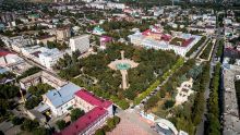 В центре – фонтан в центральном парке Армавира, слева здание городской администрации, аллея по ул.Кирова в правой части кадра