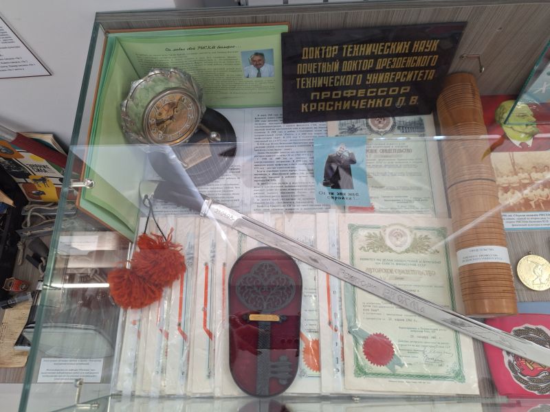 Файл:Экспонаты центра истории о Л.В. Красниченко.jpg