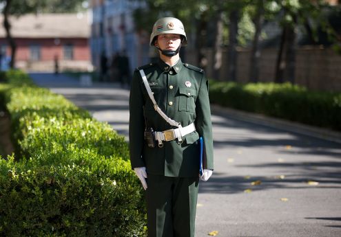 Рядовой (кит. 列兵, пиньинь lièbīng) почётного караула Сухопутных войск Народно-освободительной армии Китая, 2017