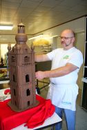 Мастер-шоколатье создаёт шоколадную башню.