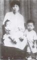 Вторая жена Мао Цзэдуна Ян Кайхуэй и их дети, двухлетняя Аньин (справа) и годовалая Ань Цин в Шанхае в 1924 году