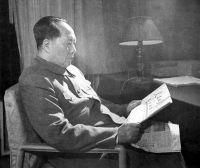 1961 Mao Zedong reading People's Daily in Hangzhou (1).jpg