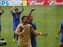 Итальянские игроки праздную победу в финале ЧМ-2006; на фото: Симоне Перротта (№ 20), Джанлуиджи Буффон (вратарь) и Марко Матерации