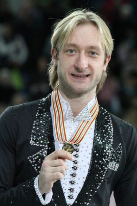 Евгений Плющенко с золотой медалью чемпионата Европы 2012 года.