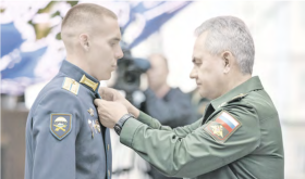 Министр обороны РФ Сергей Шойгу (справа) вручает медаль «Золотая Звезда» – лейтенанту Анатолию Ищенко (слева).