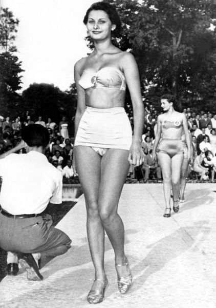 Файл:A young Sophia Loren, aged 15, at a beauty contest in Naples, Italy.jpg