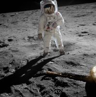 Первые шаги на Луне