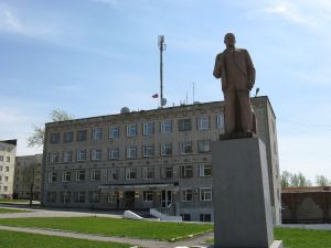 Здание администрации города Александровска в Пермском крае и памятник Ленину