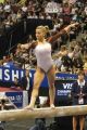 Алисия Сакрамоне выступает на бревне на Национальном чемпионате США 2008 года в Бостоне