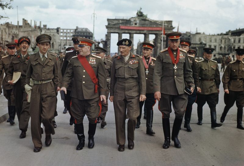 Файл:Allies at the Brandenburg Gate, 1945.jpg