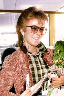 Anni-Frid Lyngstad at Schiphol 1982 colourised.png