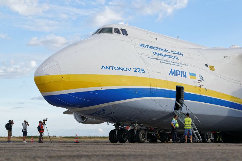 Файл:Antonov An-225 Mriya with photographer.jpg