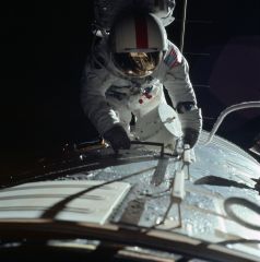 Астронавт Аполлона-17 Рональд Эванс совершает выход в открытый космос на трансземном побережье