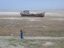 Заброшенное судно на месте, где раньше было дно Аральского моря