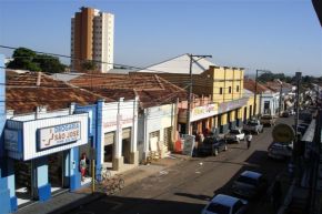 Aspecto da principal rua comercial de Martinópolis (Rua 9 de Julho).jpg