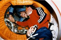 Ккомандир корабля «Мир-18» Владимир Дежуров пожимает руку астронавту Роберту Л. Гибсону, командиру полёта STS-71