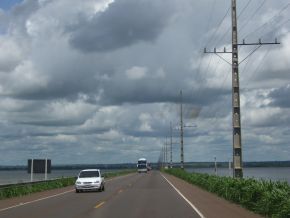 Aterro sobre rio Parana.jpg