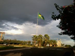 Bandeira nacional na entrada principal - panoramio.jpg