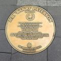 Мемориальная доска Банджо Патерсона в серии «Сиднейская аллея писателей» на Круговой набережной.