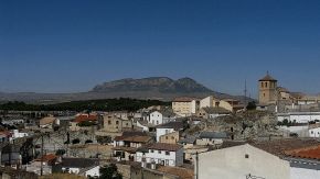 Benamaurel, en Granada (España), con el cerro Jabalcón al fondo.jpg