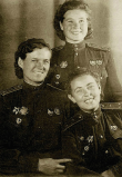 Девушки-офицеры 46-го гвардейского Таманского ночного бомбардировочного авиационного полка: Евдокия Бершанская (слева), Мария Смирнова (стоит) и Полина Гельман