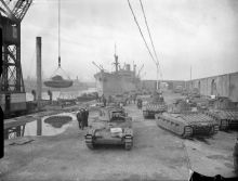 Выгрузка танков, переданных союзниками по ленд - лизу, в порту Мурманска