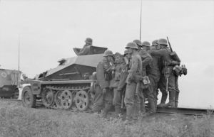 Bundesarchiv Bild 101I-136-0873-20A, Russland, Soldaten bei Besprechung vor Schützenpanzer.jpg