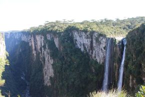 Cachoeira véu de noiva no Canyon Itaimbézinho, Cambará do Sul - RS.JPG