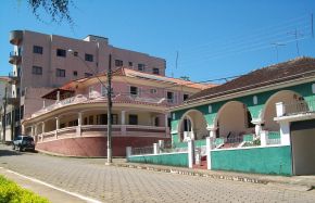 Carmo de Minas MG Brasil - Casinhas simpáticas na Praça da Cidade - panoramio.jpg