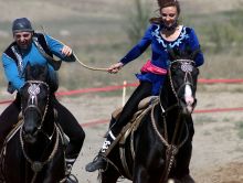 Традиционная казахская конная игра «Поймай девушку»
