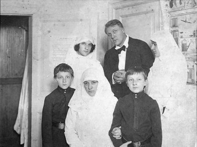 Шаляпин с семьёй в военном госпитале, 1915 год