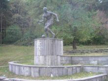 Памятник Гиви Чохели у стадиона в Телави, названного в его честь