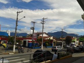 Cidade de Cruzeiro e Serra da Mantiqueira.jpg