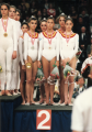 Сборная Испании на пьедестале почета с пятью кольцами на чемпионате мира по художественной гимнастике 1995 года в Вене