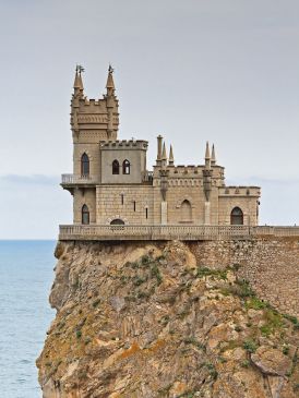 Замок «Ласточкино гнездо» близ посёлка Гаспра в Крыму. Фото 4.4.2014 года