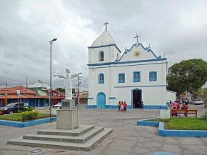 Cristo com Igreja Matriz de Nossa Senhora da Purificação ao fundo, Prado BA.JPG