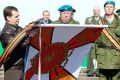 Дмитрий Медведев прикрепляет Орден Кутузова на Боевое знамя 45 отдельного гвардейского ордена Александра Невского полка специального назначения ВДВ России.