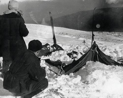 Вид на найденную палатку группы. Фото спасателя Вадима Брусницына от 26 или 28 февраля 1959 г. Слева — поисковик Юрий Коптёлов.