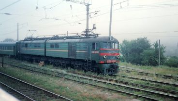 Электровоз ВЛ8-1692 с поездом около Туапсе