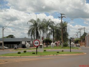 Entrada da cidade de Colina, com decoração em época natalina - panoramio.jpg