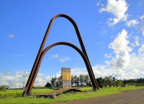 Entrada de Itápolis - Monumento na Av. Tarquínio Bellentani.jpg