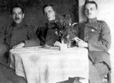 Ремарк (посередине) с фронтовыми товарищами. Слева — Кристиан, описанный в романе «На Западном фронте без перемен» как Франц Кеммерих.