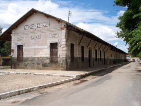 Estação de Antonio Carlos do lado da plataforma da E.F.O.M. de bitola de 0,76metros - panoramio.jpg