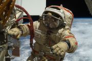 Бортинженер 22-й экспедиции Олег Котов во время выхода в открытый космос.