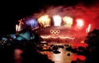 Фейерверк над мостом Харбор-Бридж в Сиднее во время церемонии закрытия Олимпийских игр в Сиднее, Австралия.